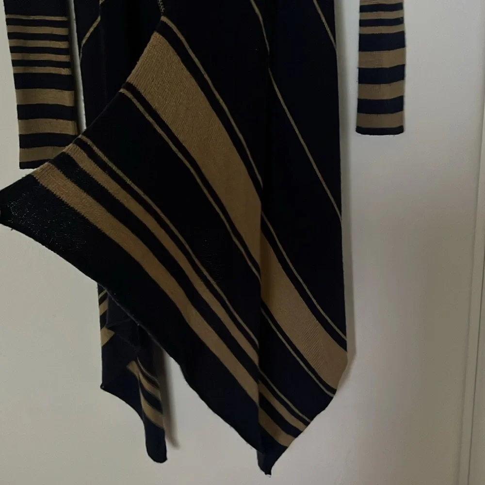 Indah Sweater - Picture 5 of 8